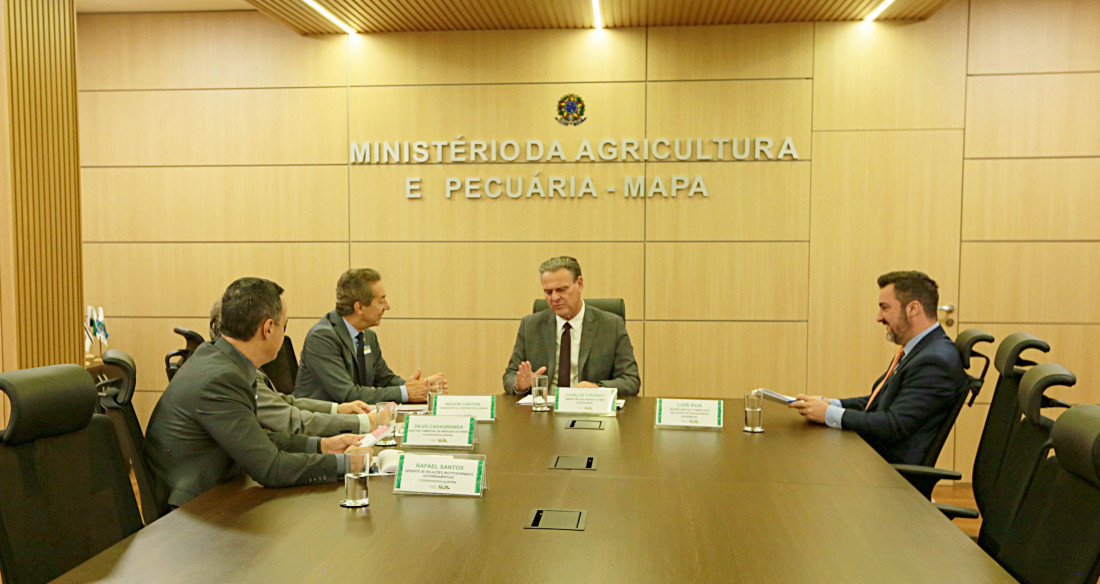  Canton destacou as características da operação da Aurora Coop como uma das maiores cooperativas centrais do País, que emprega diretamente em suas unidades 50 mil trabalhadores. 