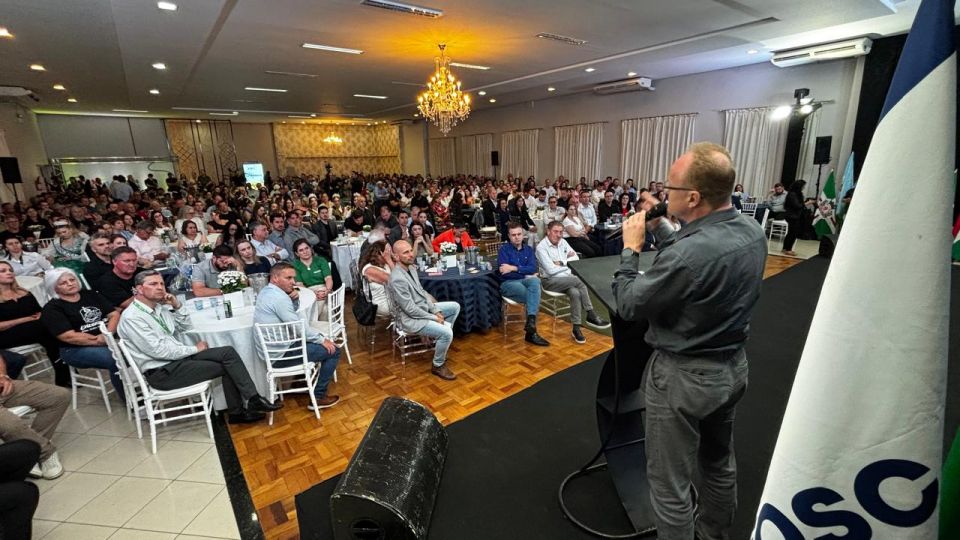 Evento reuniu cerca de 500 pessoas na terça-feira (25), em São Miguel do Oeste,
