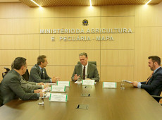  Canton destacou as características da operação da Aurora Coop como uma das maiores cooperativas centrais do País, que emprega diretamente em suas unidades 50 mil trabalhadores. 