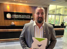 Vice-presidente do CRECI-SC, Gabriel Carrara, entregou a proposta aos parlamentares na Assembleia Legislativa e pediu mais debate sobre o tema