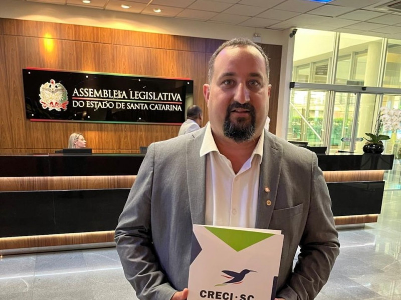 Vice-presidente do CRECI-SC, Gabriel Carrara, entregou a proposta aos parlamentares na Assembleia Legislativa e pediu mais debate sobre o tema