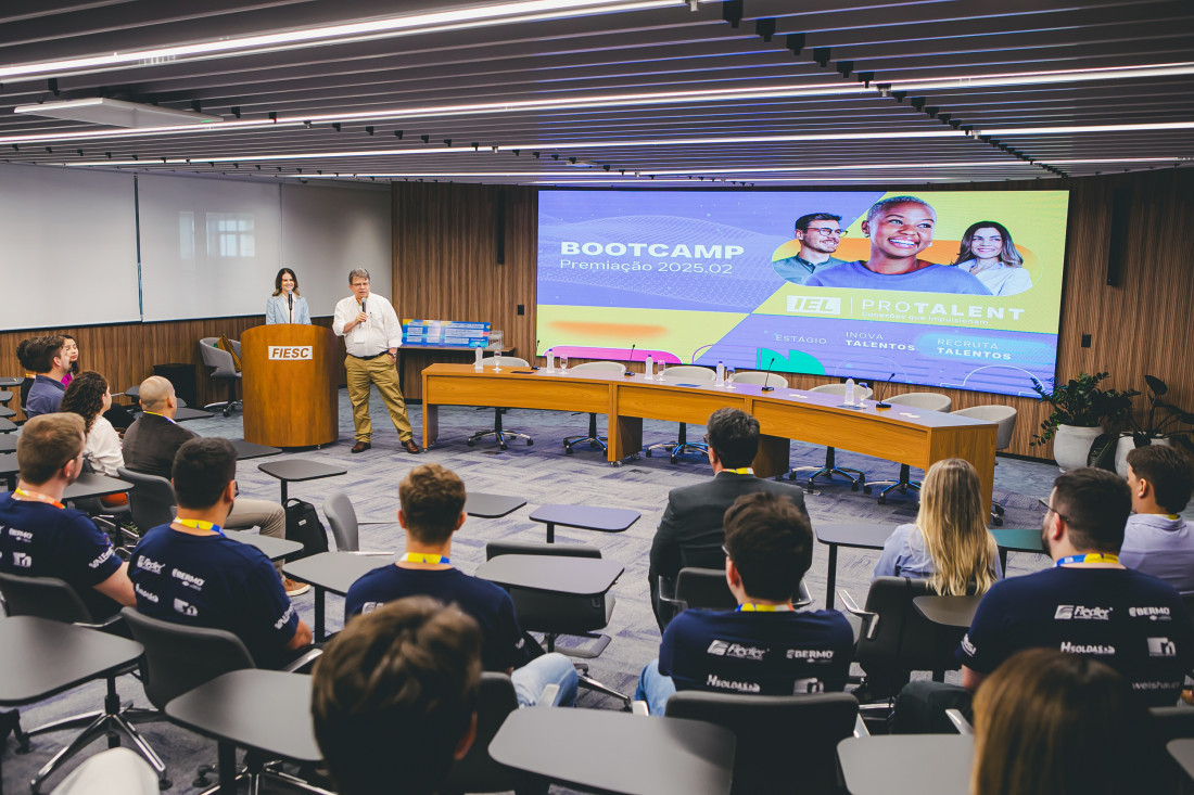 Cerimônia foi realizada em auditório da sede da FIESC, em Florianópolis 