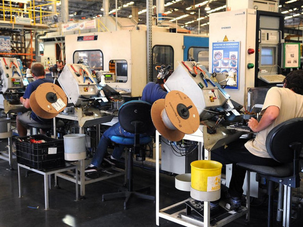 Produ&ccedil;&atilde;o industrial reverte queda e sobe 0,1% em outubro, mostra IBGE