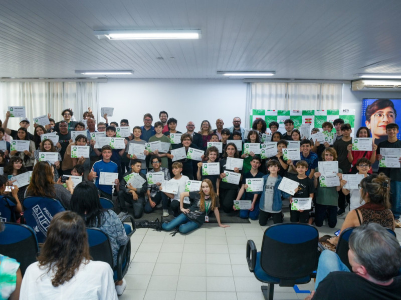 Sonhos que ganham vida: jovens e familiares emocionam durante formatura do projeto Novos Talentos
