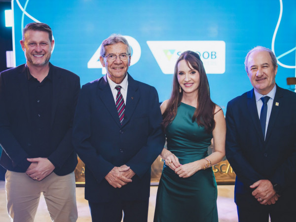  Rodinei Munaretto, ao lado do presidente Rui Schneider da Silva, passa a integrar a Diretoria Executiva da Central SC/RS, juntamente com Elisete Cavalieri e Olavo Lazzarotto.