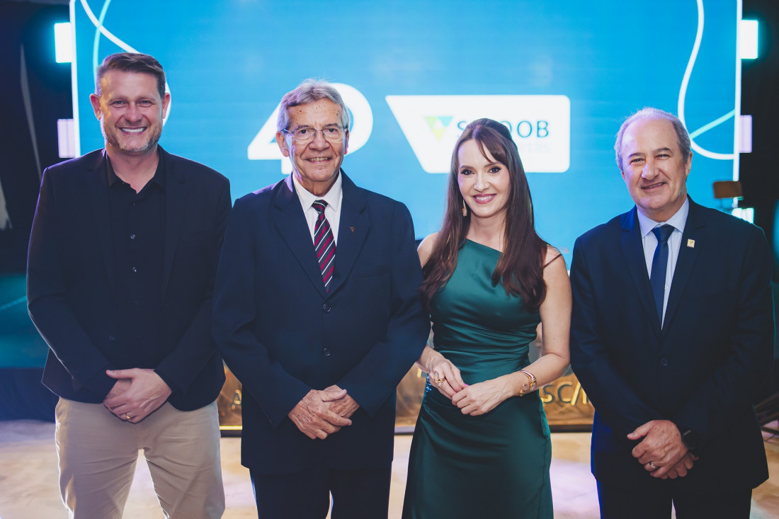  Rodinei Munaretto, ao lado do presidente Rui Schneider da Silva, passa a integrar a Diretoria Executiva da Central SC/RS, juntamente com Elisete Cavalieri e Olavo Lazzarotto.