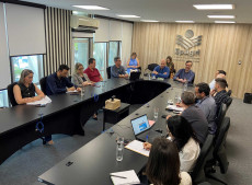 Reunião coordenada pela SAPE com lideranças do setor leiteiro e parlamentares.