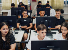 Das 50 mil vagas, 35 mil são por meio de parcerias e 15 mil através da rede estadual de ensino