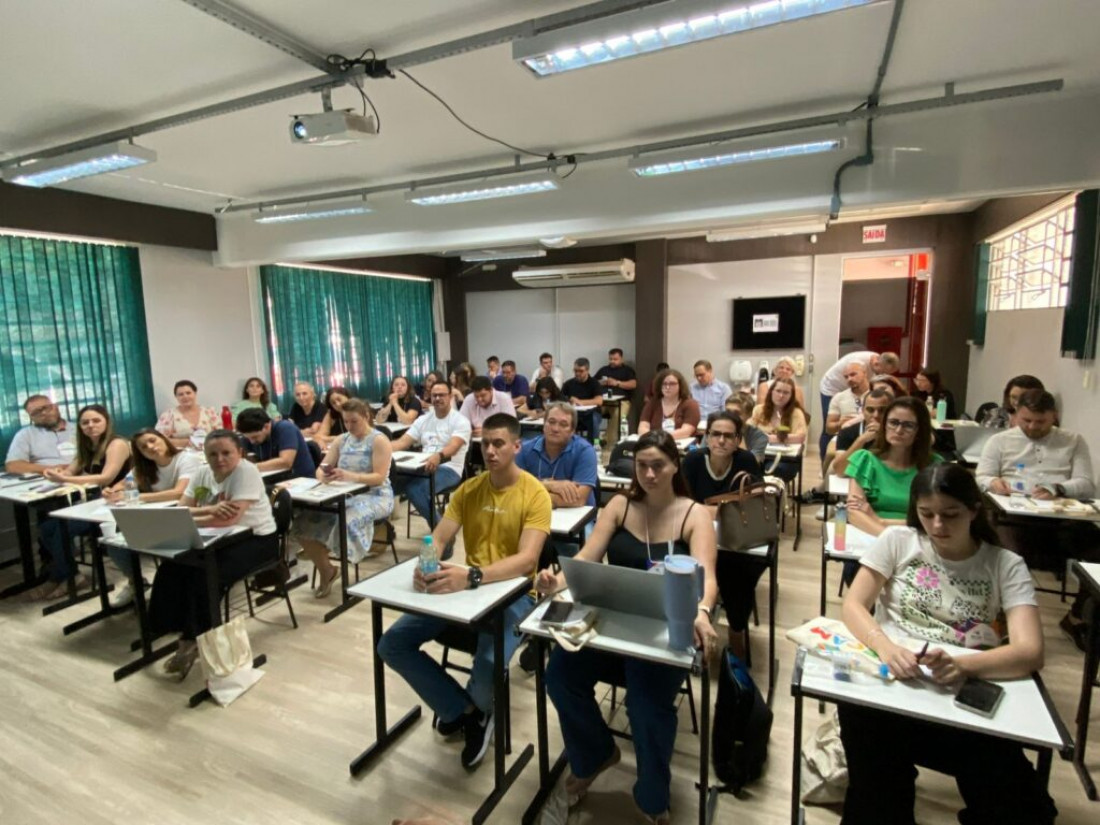 Durante os dois dias, o grupo acompanhou uma série de palestras e painéis que trataram de temas fundamentais para o cotidiano da comunicação pública moderna