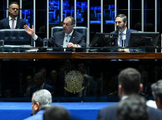 O senador Omar Aziz (C) presidiu a sessão de votação

