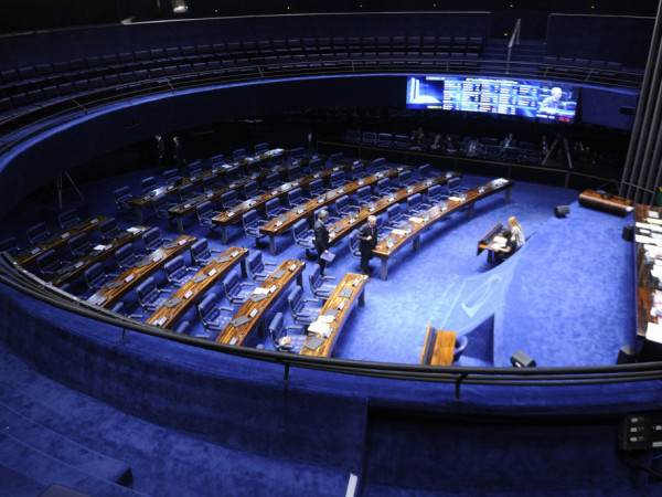 Em menos de dois minutos e com plen&aacute;rio da comiss&atilde;o esvaziado, CCJ do Senado aprovou redu&ccedil;&atilde;o da jornada de trabalho