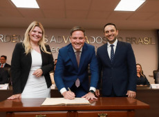 Gisele Kravchychyn, Óliver Jander Pereira e Juliano Mandelli na transmissão do cargo