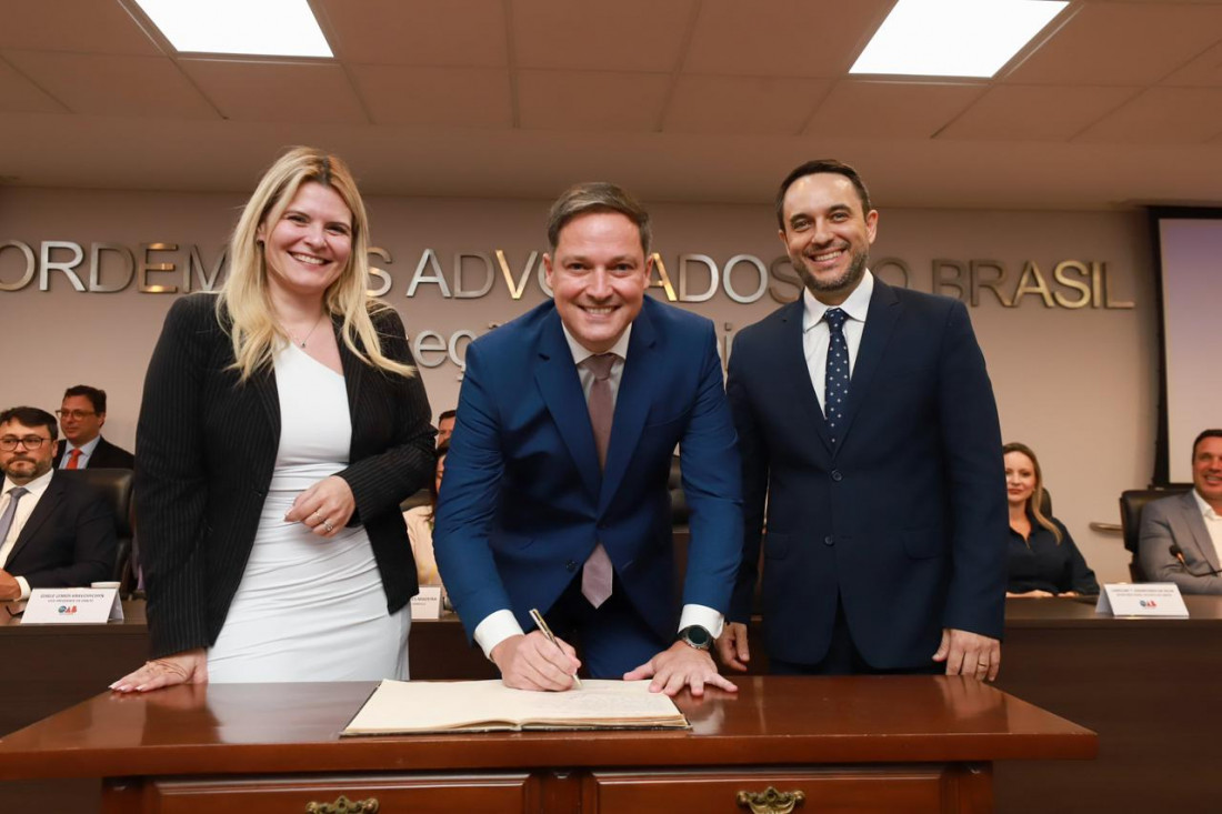 Gisele Kravchychyn, Óliver Jander Pereira e Juliano Mandelli na transmissão do cargo