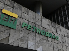 Funcion&aacute;rios da Petrobras entram em greve por tempo indeterminado
