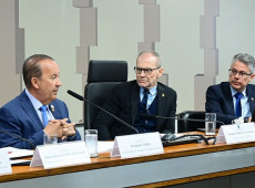 O presidente da CPI, senador Fabiano Contarato (C) entre Jorginho Melo e o relator, Alessandro Vieira
