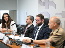 
Jorge Seif (2&ordm; &agrave; dir.), que prop&ocirc;s o debate, com Fabi Venera, Wellington Porcino Silva e Andr&eacute; Monteiro Gusm&atilde;o