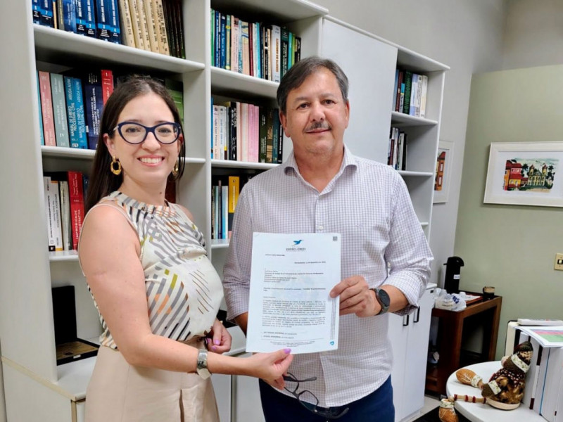 Delegada-adjunta Regional do Conselho, Andreia Fabiane Schneider, entrega documenta&ccedil;&atilde;o ao promotor de justi&ccedil;a Ricardo Lu&iacute;s Dell Agnolo, da Comarca de Balne&aacute;rio Cambori&uacute;

