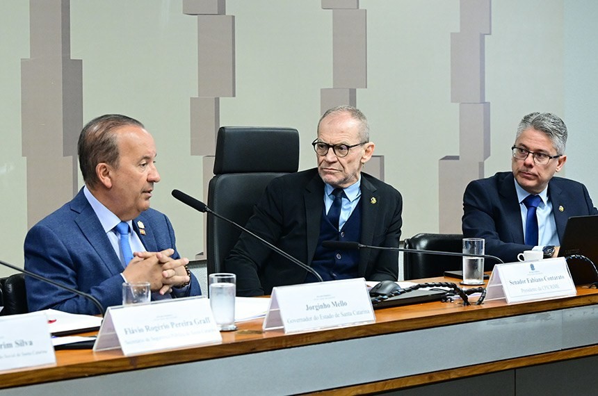 O presidente da CPI, senador Fabiano Contarato (C) entre Jorginho Melo e o relator, Alessandro Vieira
