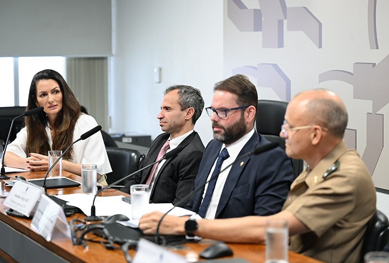 
Jorge Seif (2º à dir.), que propôs o debate, com Fabi Venera, Wellington Porcino Silva e André Monteiro Gusmão