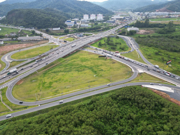 Implanta&ccedil;&atilde;o e pavimenta&ccedil;&atilde;o da interse&ccedil;&atilde;o da Rodovia Ant&ocirc;nio Heil (SC-486) com a BR-101