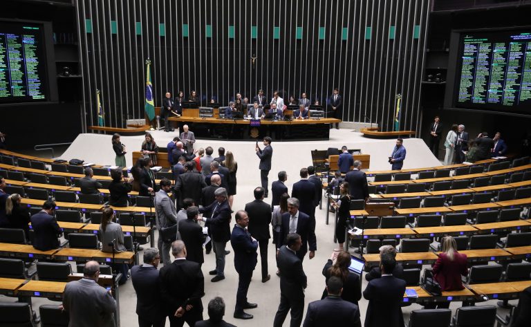 Deputados e senadores aprovaram projeto na sessão do Congresso Nacional

