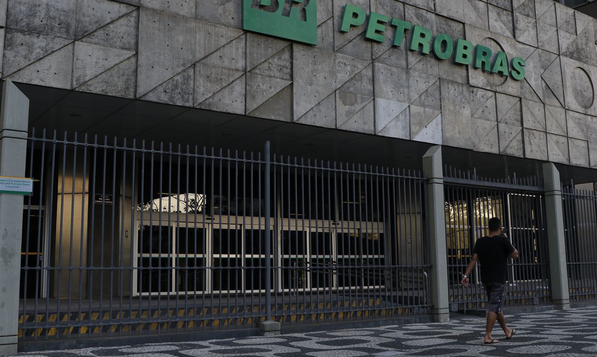 Federações se dividem sobre futuro da greve na Petrobras