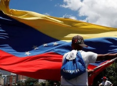 Venezuelanos celebram queda de Nicol&aacute;s Maduro em manifesta&ccedil;&atilde;o no Obelisco na Argentina