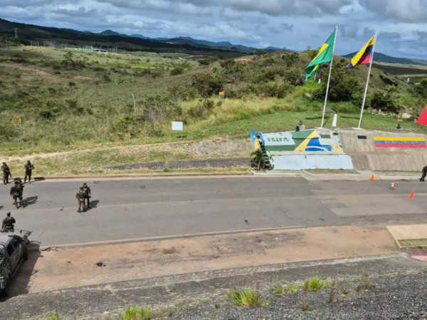 
Para a entidade &eacute; prematuro avaliar os impactos na ind&uacute;stria de SC; com&eacute;rcio entre o pa&iacute;s e SC &eacute; pouco relevante, mas a situa&ccedil;&atilde;o migrat&oacute;ria e o mercado de trabalho podem ser afetados
Baixar
Fronteiras est&atilde;o abertas e for&ccedil;as de seguran&ccedil;a do Brasil acompanham movimenta&ccedil;&atilde;o. Foto: Ag&ecirc;ncia Brasil
Fronteiras est&atilde;o abertas e for&ccedil;as de seguran&ccedil;a do Brasil acompanham movimenta&ccedil;&atilde;o