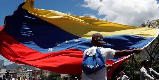 Venezuelanos celebram queda de Nicol&aacute;s Maduro em manifesta&ccedil;&atilde;o no Obelisco na Argentina