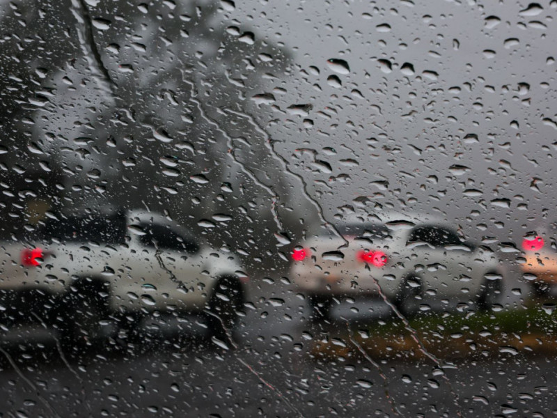 No decorrer do s&aacute;bado (10), o ciclone se desloca em dire&ccedil;&atilde;o ao oceano, mas ainda favorece a ocorr&ecirc;ncia de chuvas em Santa Catarina.