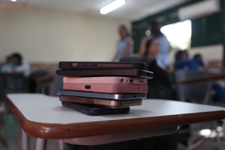 Governo do Brasil realizará pesquisa sobre restrição de celulares nas escolas
