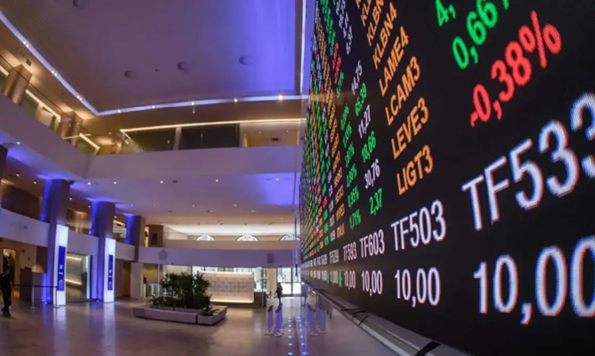 Bolsa bate recorde e fecha pela primeira vez acima dos 165 mil pontos