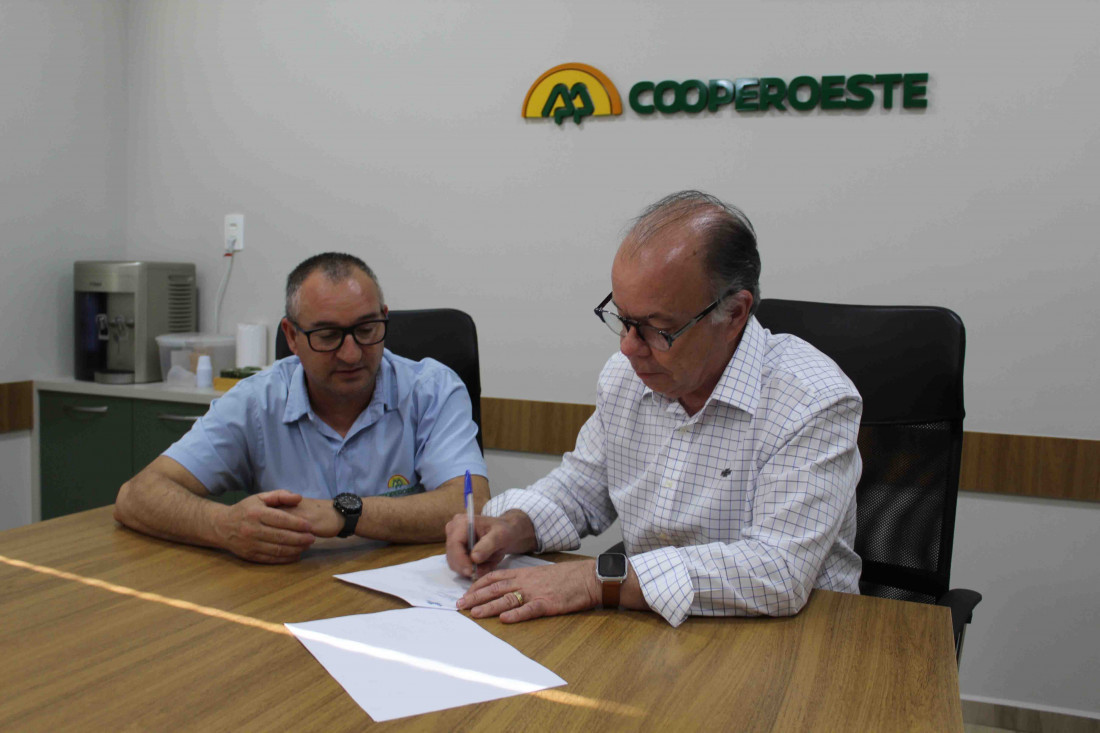 Presidente da Cooperoeste, Ademir Wiezorek e o Presidente do Conselho Deliberativo Estadual do Sebrae/SC Renato Campos Carvalho 