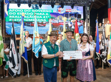 O ato simb&oacute;lico de descerramento da placa ocorreu durante o desfile oficial de abertura da festa.