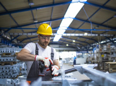 
Fabrica&ccedil;&atilde;o de produtos de metal lidera crescimento de janeiro a novembro de 2025.