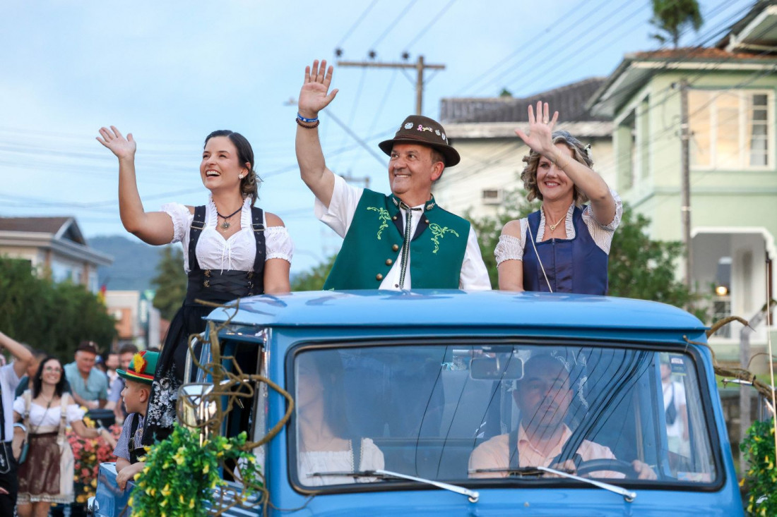 Governador aproveitou a festa para entregar, oficialmente, a revitaliza&ccedil;&atilde;o da SC-421 