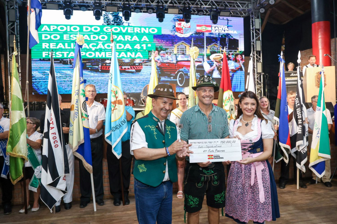 O ato simbólico de descerramento da placa ocorreu durante o desfile oficial de abertura da festa.