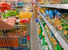 O setor de hipermercados, supermercados, produtos aliment&iacute;cios e bebidas avan&ccedil;ou 7,1% no per&iacute;odo, o melhor resultado do pa&iacute;s.