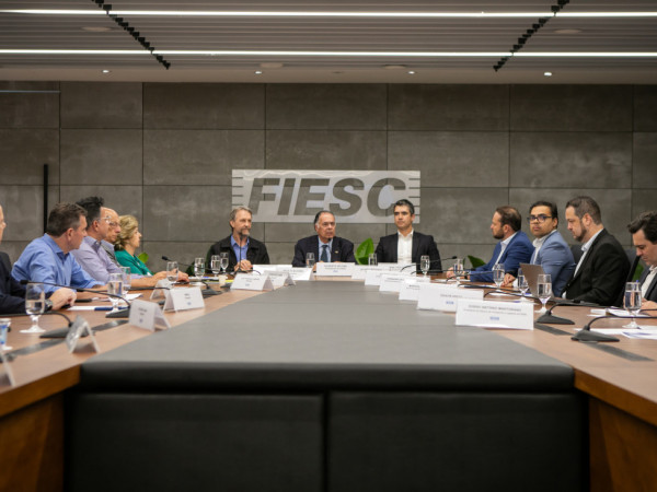 FIESC entregou of&iacute;cio aos parlamentares alertando para o volume insuficiente de recursos previstos no Or&ccedil;amento de 2026 para as rodovias federais que cortam SC