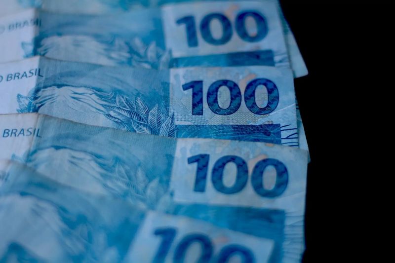 Juros futuros voltam a cair com estrangeiros comprando o 