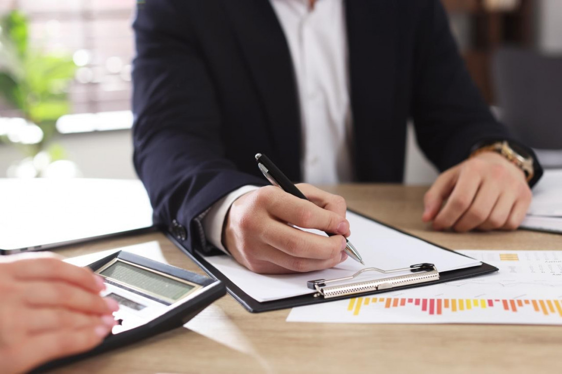 Parte do setor está mais focada em sobreviver em meio aos juros elevados e outros desafios do que em investir para garantir crescimento contínuo no futuro. 