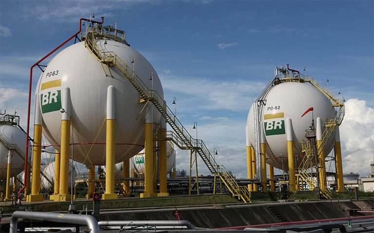 Petrobras reduz preços de gasolina em 5,2% para distribuidoras
