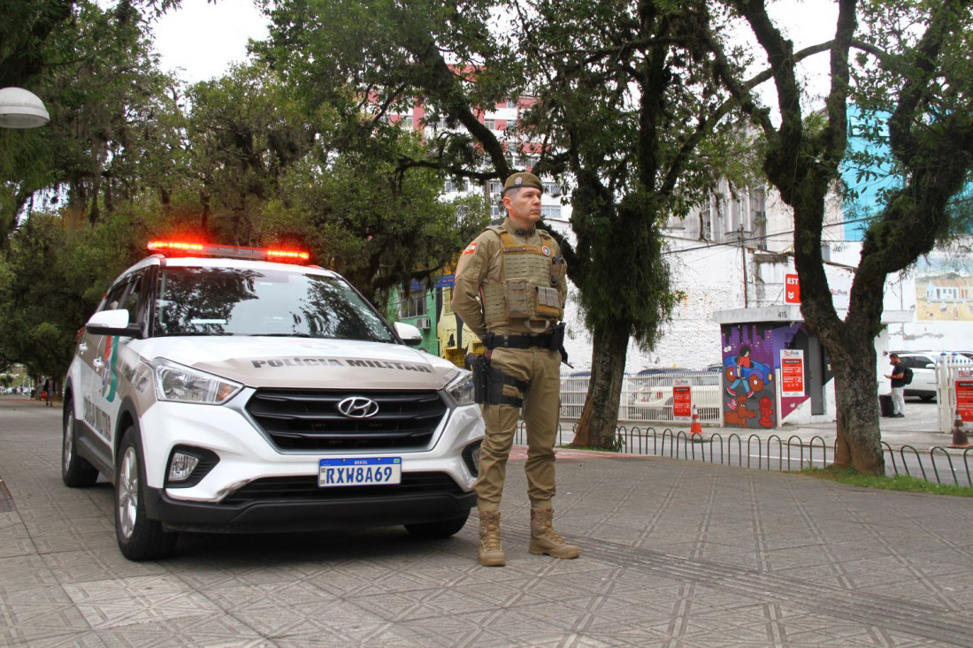 O infrator é multado no valor de um salário mínimo vigente. Em caso de reincidência no período de 12 meses, o valor é dobrado. 