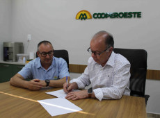 Presidente da Cooperoeste, Ademir Wiezorek e o Presidente do Conselho Deliberativo Estadual do Sebrae/SC Renato Campos Carvalho 