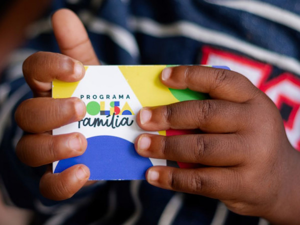  Caixa paga Bolsa Fam&iacute;lia a benefici&aacute;rios com NIS de final 7