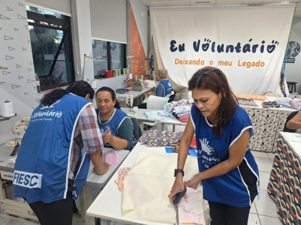 Em Joinville, volunt&aacute;rios produzem mantas para pessoas em vulnerabilidade

