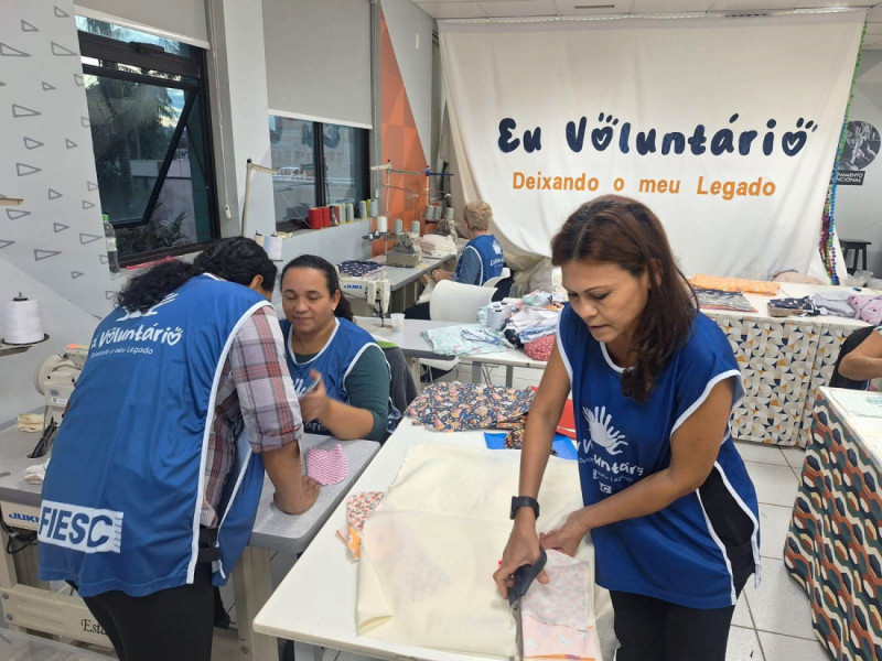 Em Joinville, volunt&aacute;rios produzem mantas para pessoas em vulnerabilidade
