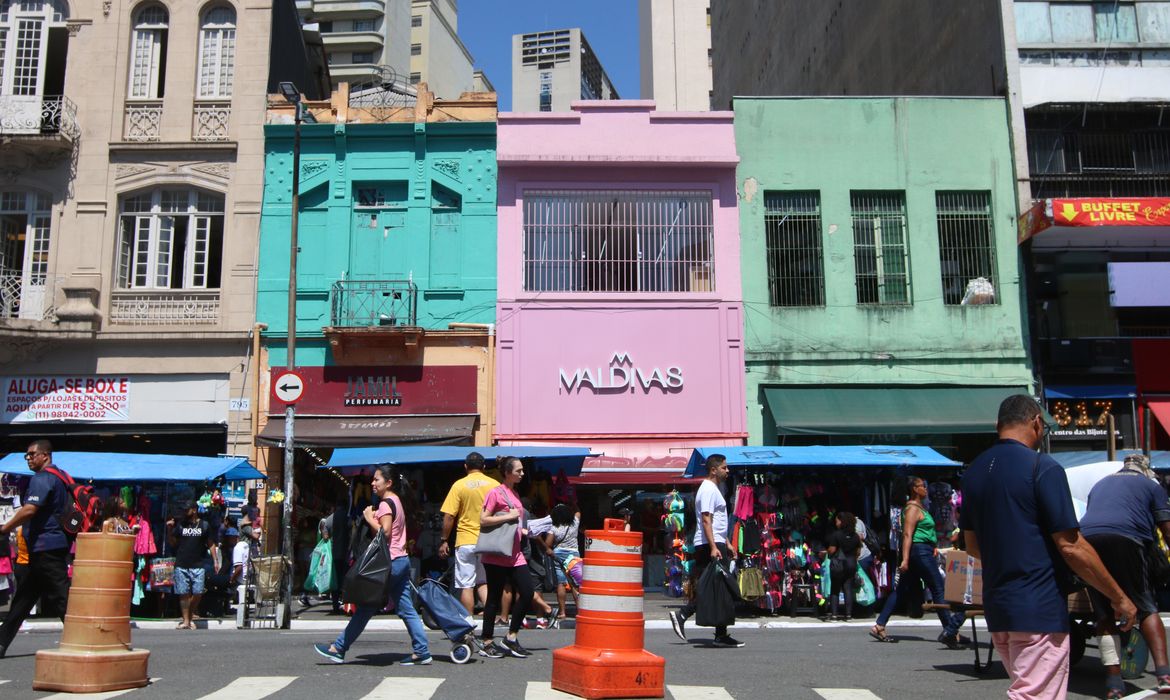 Consumo das famílias compensa juros e leva desemprego ao menor nível