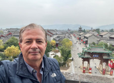 Henry Uliano Quaresma  &eacute; autor de artigos e livros de refer&ecirc;ncia, com destaque para a obra "O Fator China: Oportunidades e Desafios" (2024) 