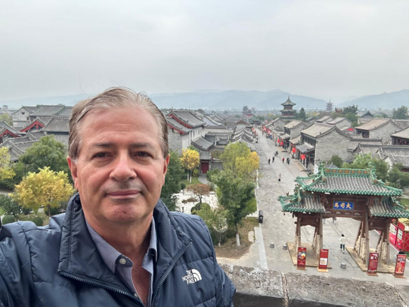 Henry Uliano Quaresma  &eacute; autor de artigos e livros de refer&ecirc;ncia, com destaque para a obra "O Fator China: Oportunidades e Desafios" (2024) 